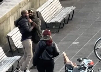 VIDEO: Politie voorkomt erger na heftige vechtpartij in Zaanstad: man zwaar mishandeld