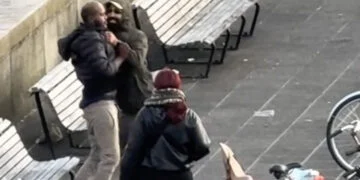 VIDEO: Politie voorkomt erger na heftige vechtpartij in Zaanstad: man zwaar mishandeld