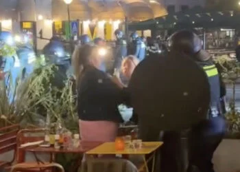 VIDEO: Ophef om van politieoptreden in Rotterdam tijdens Marokkaanse feestviering: twee vrouwen krijgen rake tikken