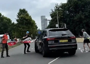 VIDEO: Man in Audi is klimaat-activisten zat en trapt gewoon door