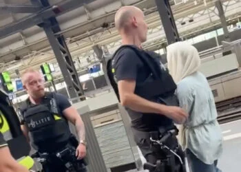 VIDEO: Politie grijpt genadeloos in op station: pikken niet dat vrouw zich ermee bemoeit