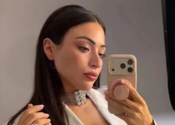 OEPS: Lale Gul laat volgers in haar jasje kijken in foto vanuit de kleedkamer