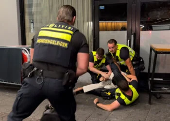 VIDEO: Man valt vrouw lastig in Rotterdam: politie grijpt genadeloos in
