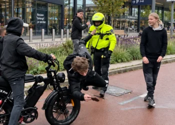 VIDEO: Beelden gaan viral: agent grijpt keihard in tegen fatbikers in Weidevenne