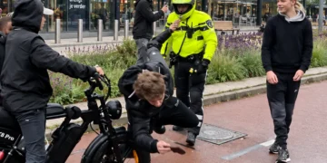 VIDEO: Beelden gaan viral: agent grijpt keihard in tegen fatbikers in Weidevenne