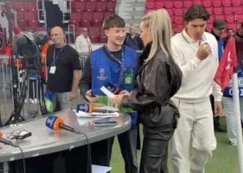 Hélène Hendriks trekt alle aandacht in strak zwart pakje bij Champions League-avond op Ziggo Sport