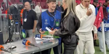Hélène Hendriks trekt alle aandacht in strak zwart pakje bij Champions League-avond op Ziggo Sport