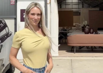 Hélène Hendriks trekt alle aandacht in strakke jeans en geel topje