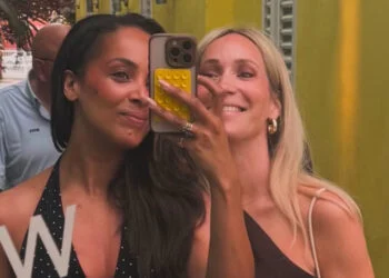 Hélène Hendriks en Dyantha Brooks delen zomerse spiegelselfie waar mannelijk Nederland blij van wordt