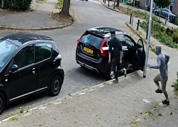 VIDEO: Twee jongens met capuchon proberen auto open te breken, maar eigenaar grijpt in