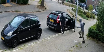 VIDEO: Twee jongens met capuchon proberen auto open te breken, maar eigenaar grijpt in
