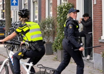 VIDEO: Jongeren zoeken confrontatie met ME in Den Haag en krijgen direct de gevolgen te voelen