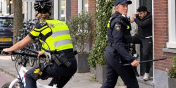 VIDEO: Jongeren zoeken confrontatie met ME in Den Haag en krijgen direct de gevolgen te voelen