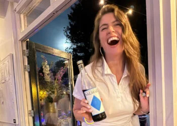 Oeps: Marieke Elsinga laat wel héél veel zien in kort wit jurkje