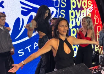 VIDEO: Monica Geuze gaat helemaal los als DJ bij Parels van de Stad in strak hemdje