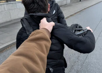 VIDEO: Twee jonge fatbikers rijden stoer op groep mannen af en krijgen direct spijt