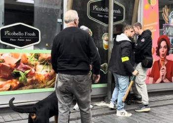 VIDEO: Agenten grijpen hard in bij overlastgevende jongeren in Rotterdam: opvallende vondst gaat viraal
