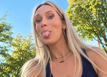 Video van Helene Hendriks in luchtig roze jurkje gaat plots het internet over