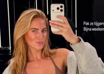 Jullietta Koekebakker ritst haar truitje open tijdens opvallende spiegelfoto in de gym