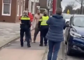 Man wordt wild op straat, reactie van vrouwelijke agenten zorgt voor discussie