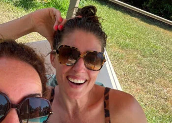 OEPS: Marieke Elsinga ligt met vriendin in de tuin te zonnen in bikini en deelt foto