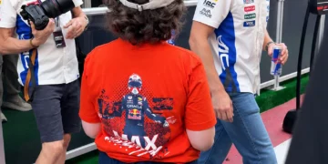 VIDEO: Fan staat urenlang op Max te wachten na GP Verenigde Staten: dit doet Max