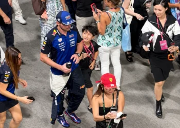 Max Verstappen paddock1