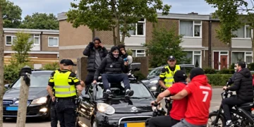 VIDEO: Gemaskerde jongeren rijden met bank op auto door Utrecht: Politie doet niets
