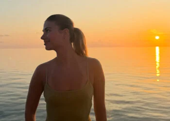 OEF: Roxy dekker deelt video in bikini vanaf haar vakantieadres