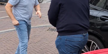 VIDEO: Oudere man wordt lastiggevallen, maar heeft vroeger veel kickboks-lessen gehad