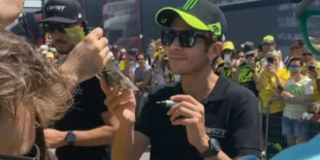 Valentino Rossi en Max Verstappen nemen het tegen elkaar dit weekend